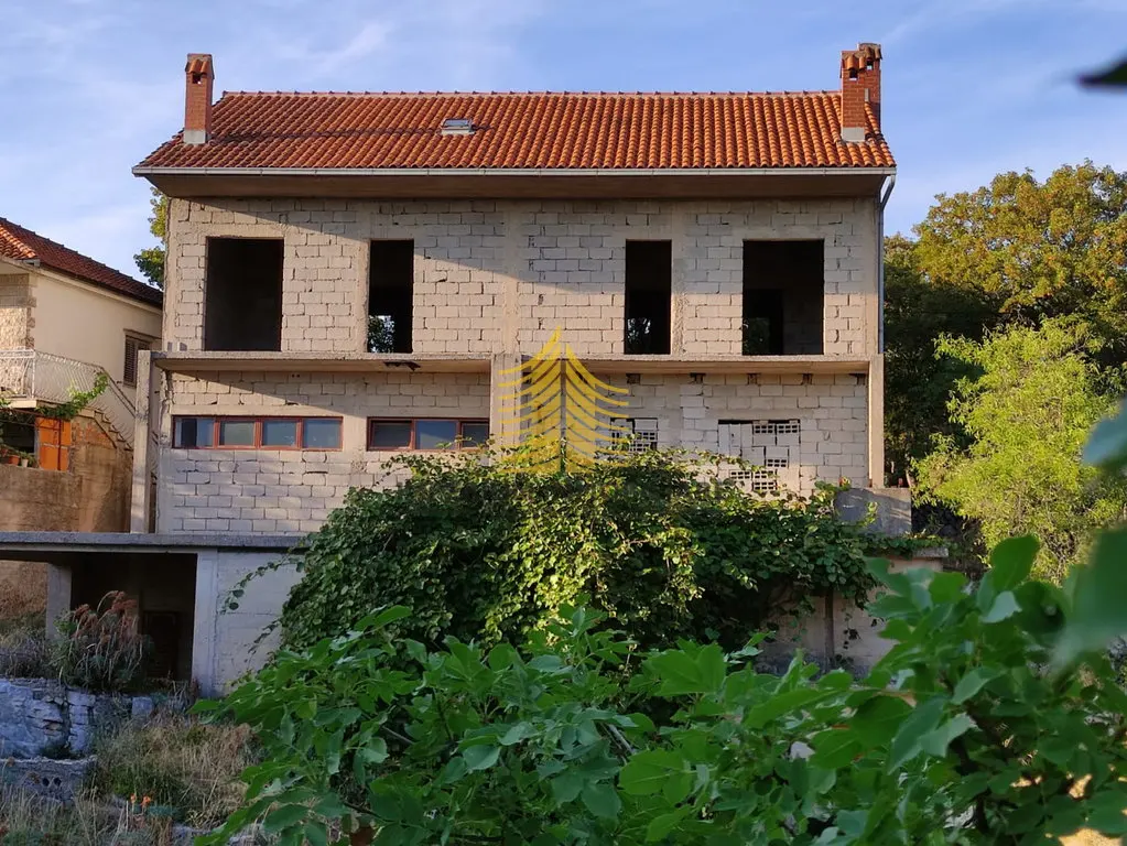 Kuća na prodaju – Supetar, Gornji Humac, 200 m², 4-sobni