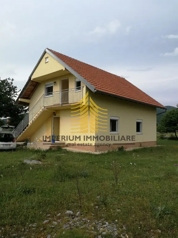 Kuća na prodaju – Gračac, 140 m², 8-sobni