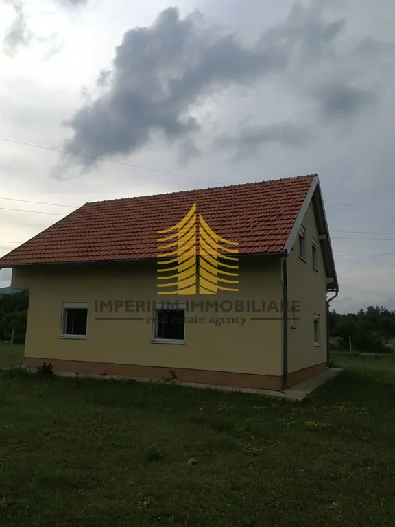 Kuća na prodaju – Gračac, 140 m², 8-sobni – fotografija 2