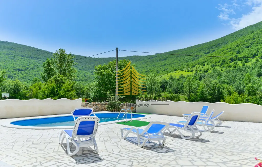 Kuća na prodaju – Gračac, 210 m², 5-sobni – fotografija 2
