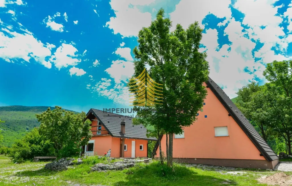 Kuća na prodaju – Gračac, 210 m², 5-sobni