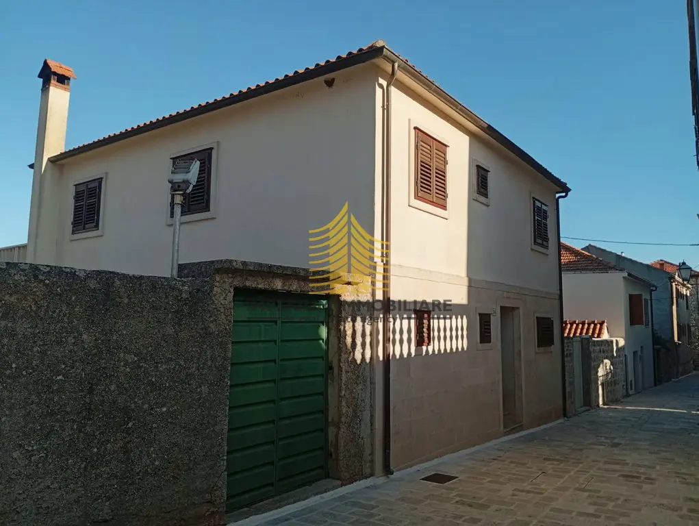 Kuća na prodaju – Hvar, 210 m², 7-sobni