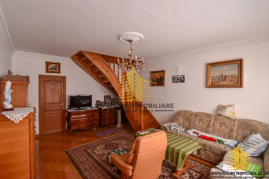 Kuća na prodaju – Jastrebarsko, 340 m², 9-sobni