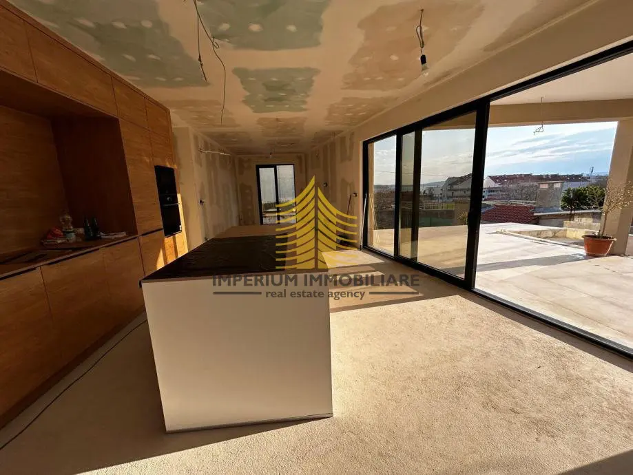 Kuća na prodaju – Kaštel Gomilica, 200 m², 4-sobni – fotografija 6