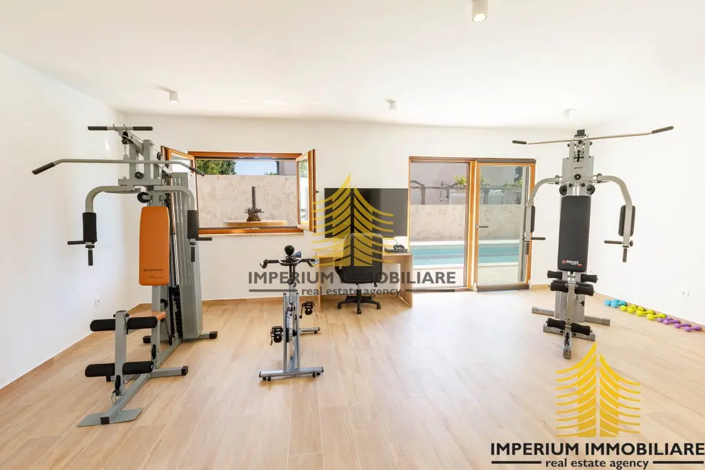 Kuća na prodaju – Kaštel Lukšić, 450 m², 5-sobni – fotografija 2