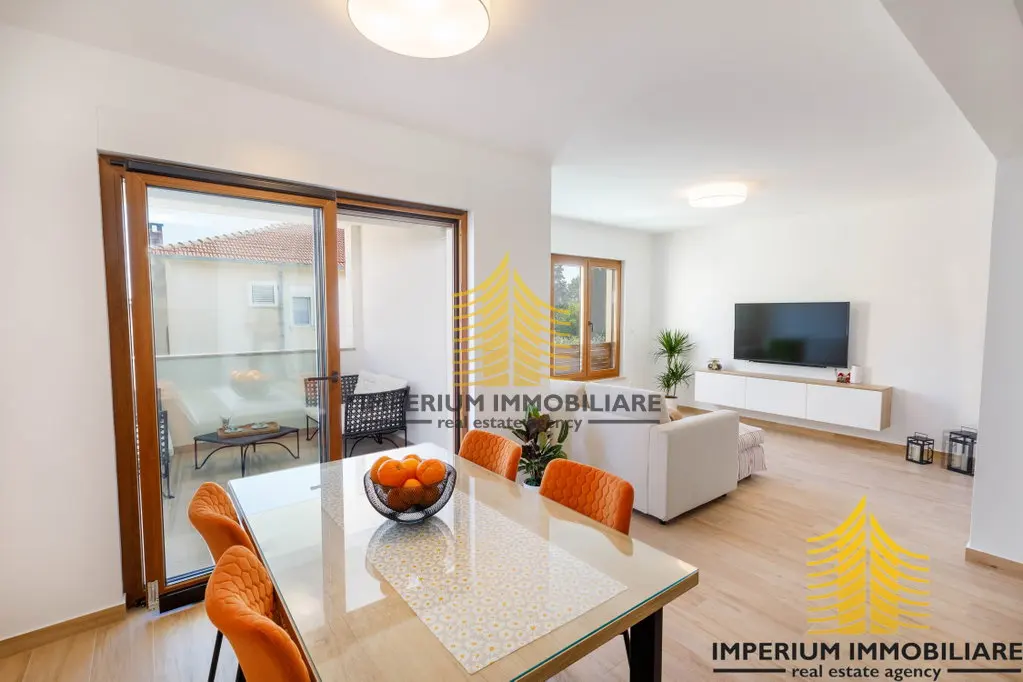 Kuća na prodaju – Kaštel Lukšić, 450 m², 5-sobni – fotografija 3