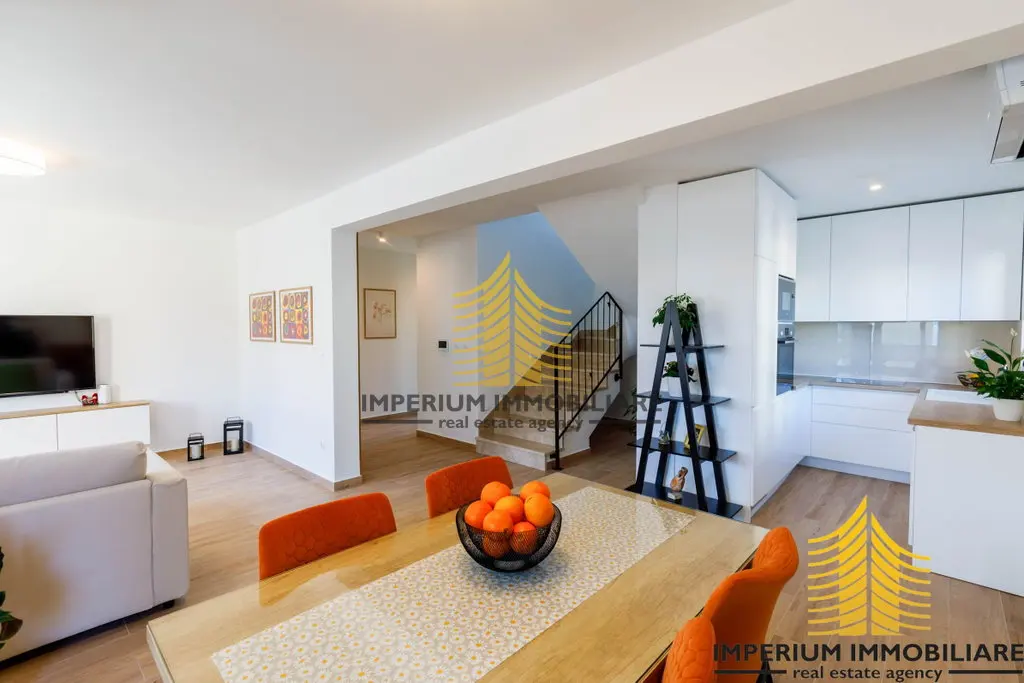 Kuća na prodaju – Kaštel Lukšić, 450 m², 5-sobni – fotografija 5