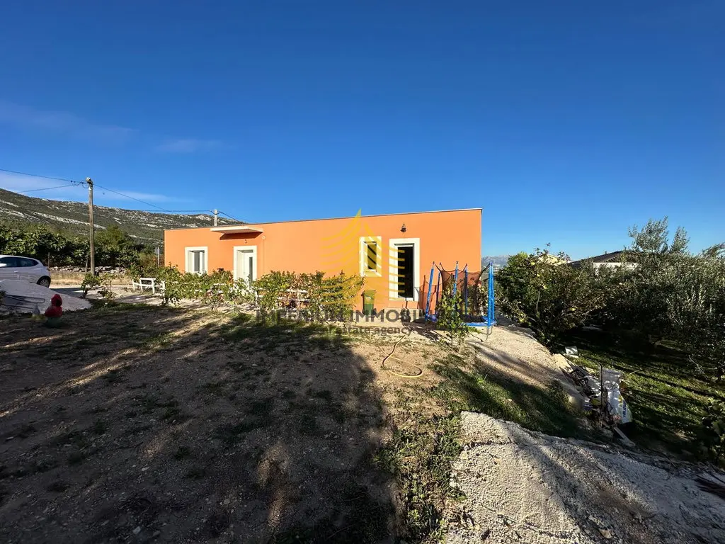 Kuća na prodaju – Kaštel Novi, 156 m², 4-sobni – fotografija 5