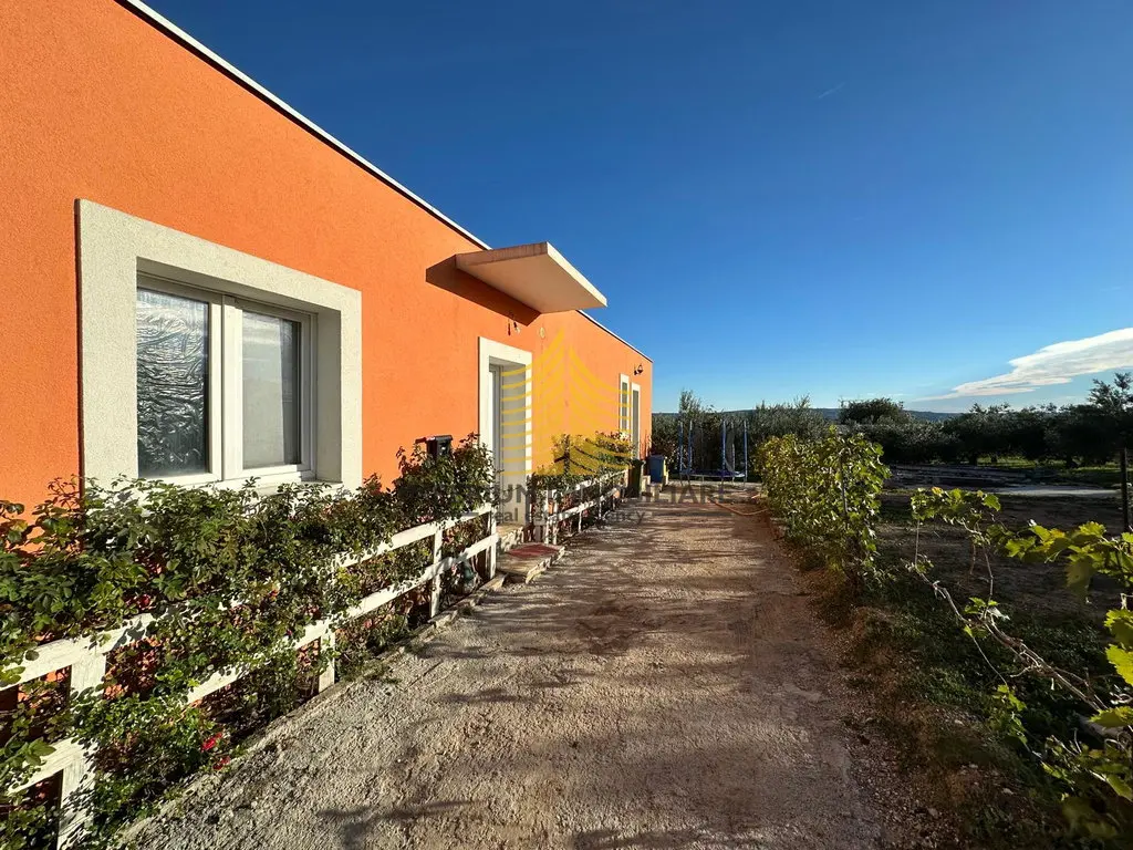 Kuća na prodaju – Kaštel Novi, 156 m², 4-sobni – fotografija 2