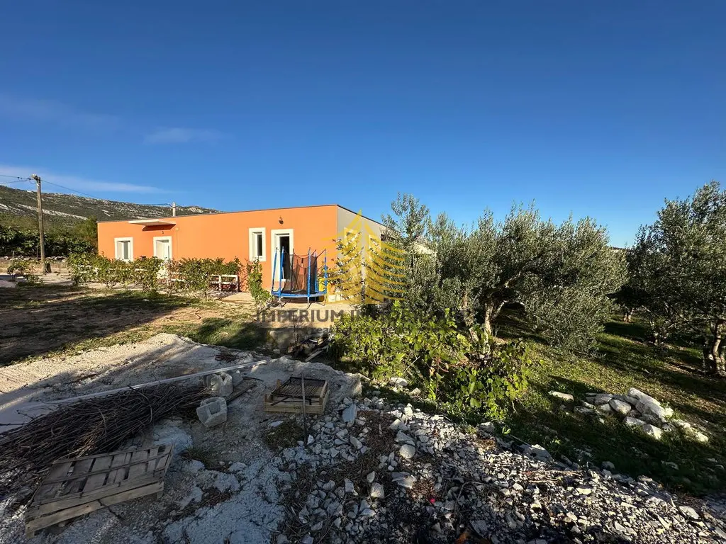 Kuća na prodaju – Kaštel Novi, 156 m², 4-sobni – fotografija 4