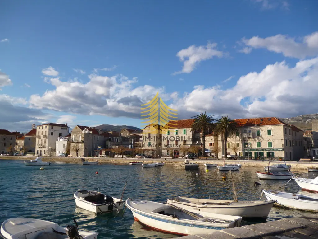Kuća na prodaju – Kaštel Stari, 300 m², 6-sobni