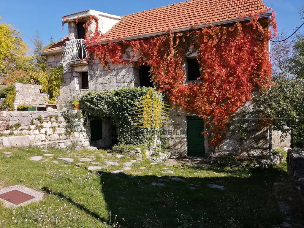 Kuća na prodaju – Lovreć, 150 m², 2-sobni