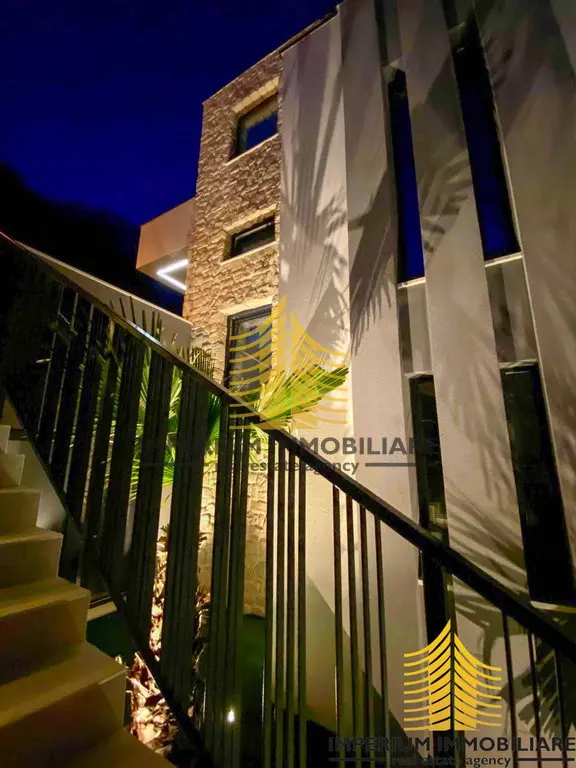 Kuća na prodaju – Makarska, 400 m², 8-sobni – fotografija 2