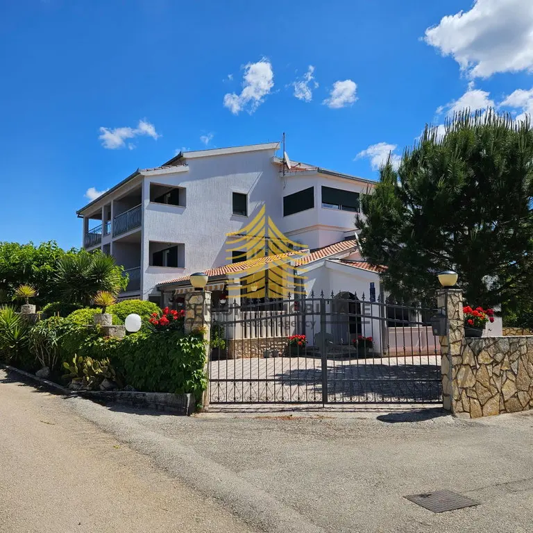 Kuća na prodaju – Marina, 470 m², 12-sobni