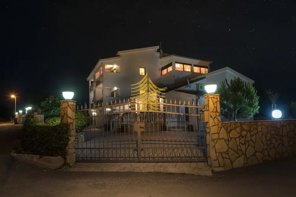 Kuća na prodaju – Marina, 470 m², 12-sobni – fotografija 2