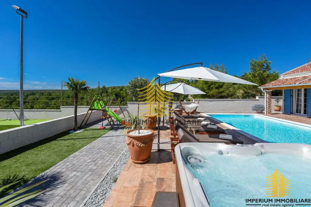 Kuća na prodaju – Novigrad, 180 m², 4-sobni – fotografija 5