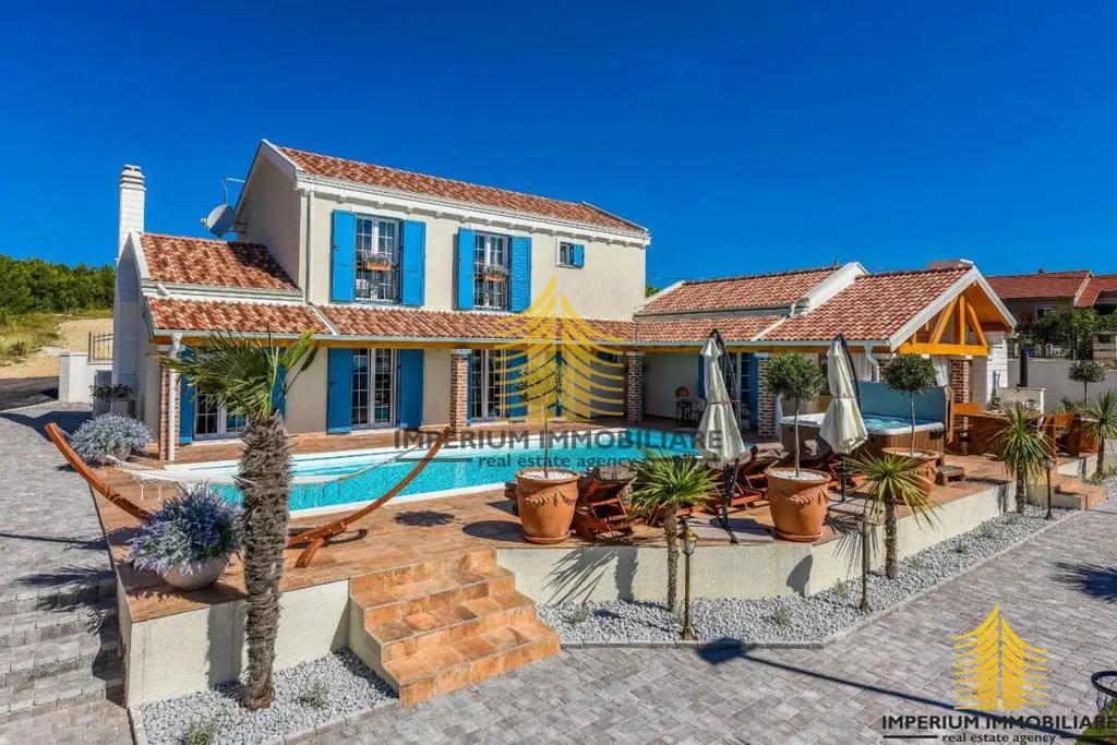 Kuća na prodaju – Novigrad, 180 m², 4-sobni