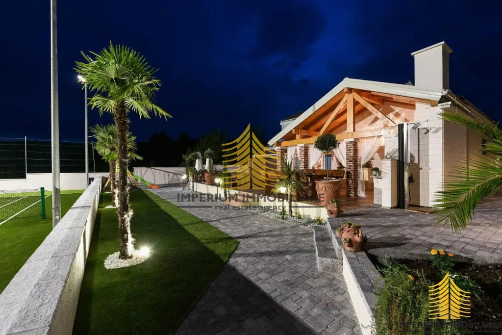 Kuća na prodaju – Novigrad, 180 m², 4-sobni – fotografija 3