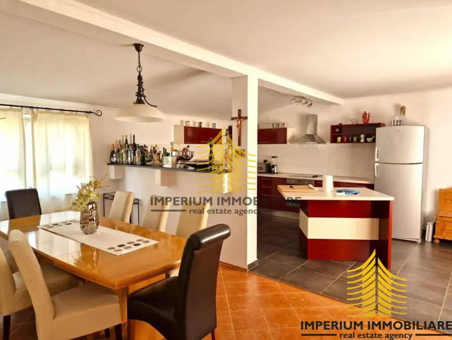 Kuća na prodaju – Obrovac, 291 m², 7-sobni