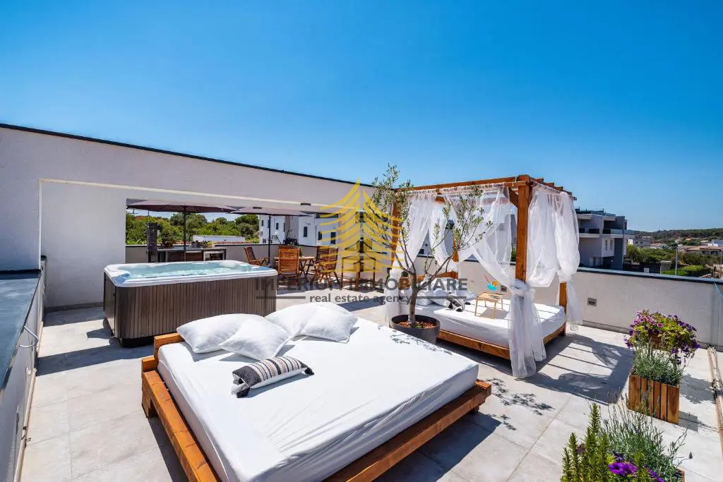 Kuća na prodaju – Okrug Gornji, Okrug, 200 m², 5-sobni – fotografija 4