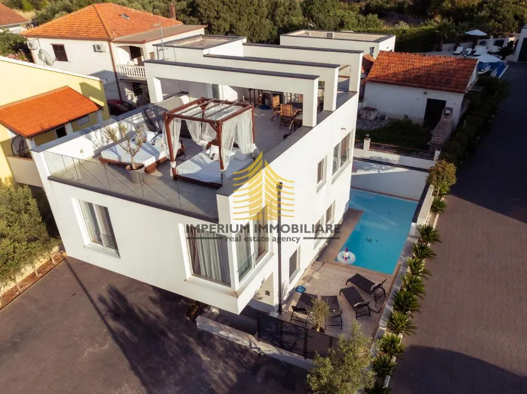 Kuća na prodaju – Okrug Gornji, Okrug, 200 m², 5-sobni