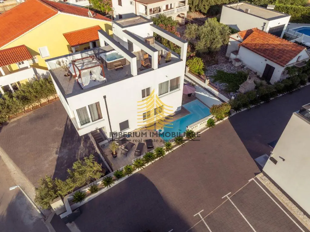 Kuća na prodaju – Okrug Gornji, Okrug, 200 m², 5-sobni – fotografija 3