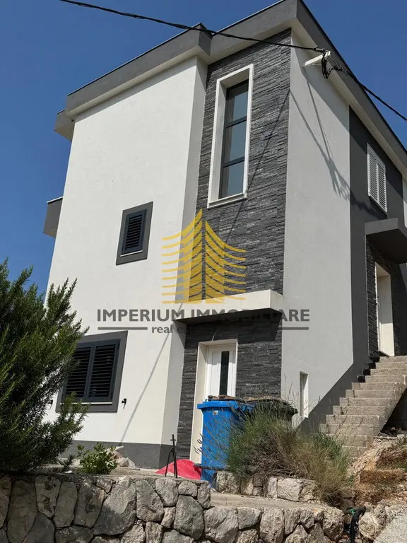 Kuća na prodaju – Omiš, 108 m², 3-sobni – fotografija 2