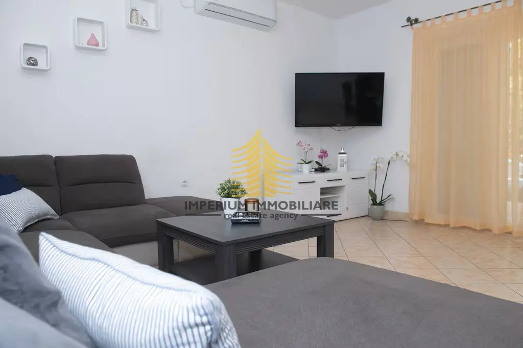 Kuća na prodaju – Podstrana, 150 m², 8-sobni – fotografija 2