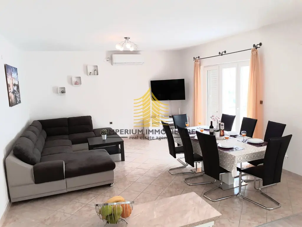 Kuća na prodaju – Podstrana, 150 m², 8-sobni