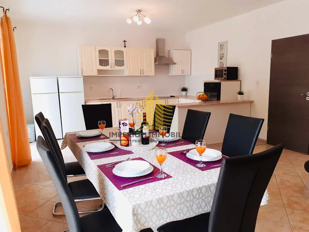 Kuća na prodaju – Podstrana, 150 m², 8-sobni – fotografija 3
