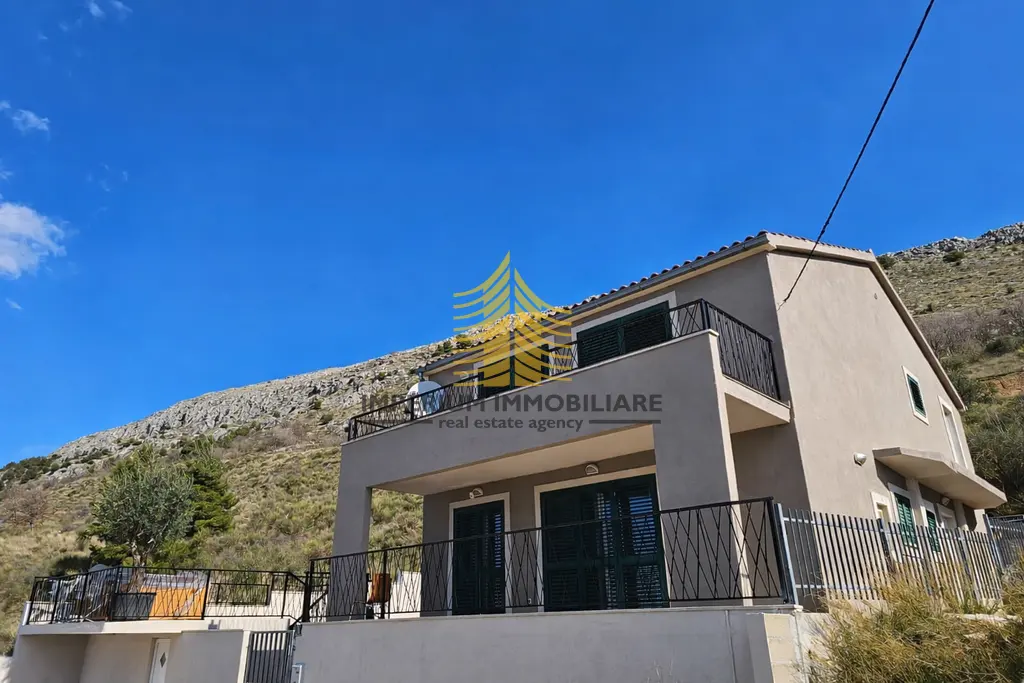 Kuća na prodaju – Podstrana, 200 m², 5-sobni