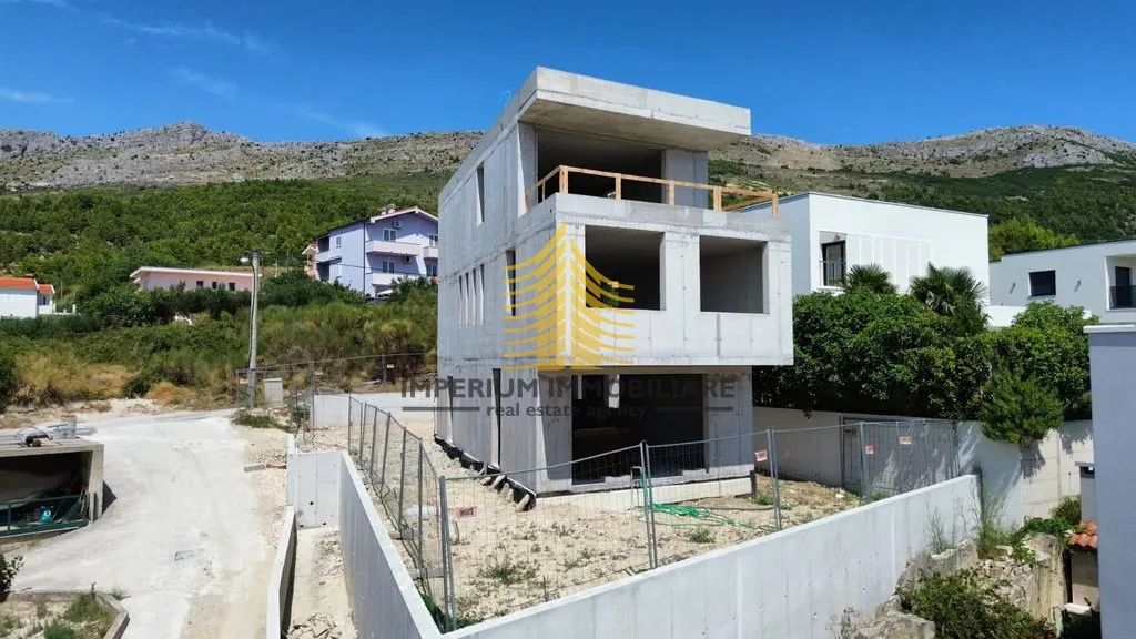 Kuća na prodaju – Podstrana, 218 m², 6-sobni