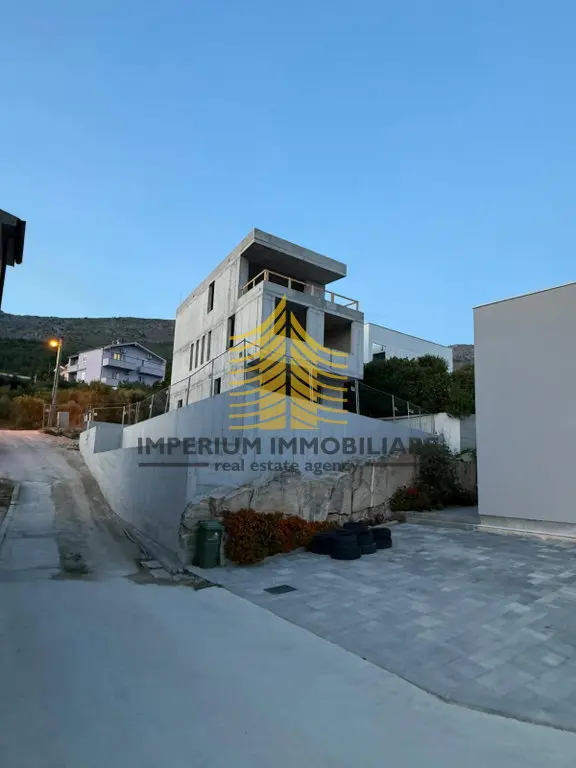 Kuća na prodaju – Podstrana, 218 m², 6-sobni – fotografija 4