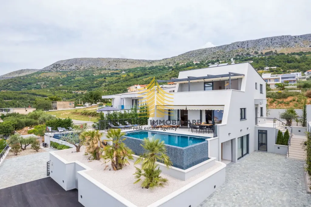 Kuća na prodaju – Podstrana, 244 m², 7-sobni