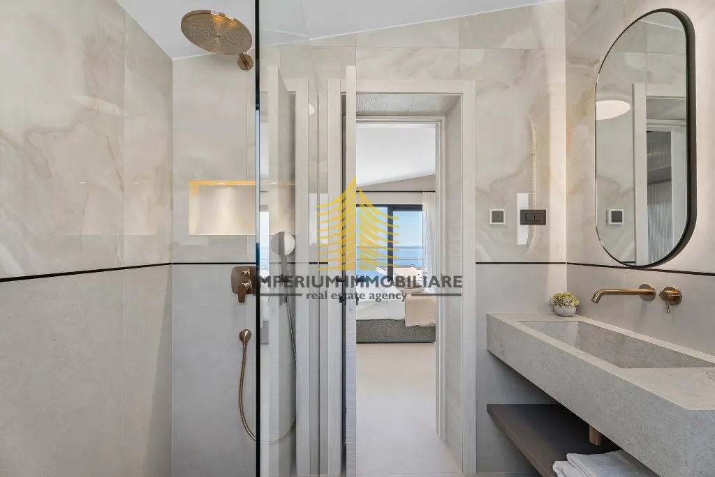 Kuća na prodaju – Podstrana, 300 m², 7-sobni – fotografija 2