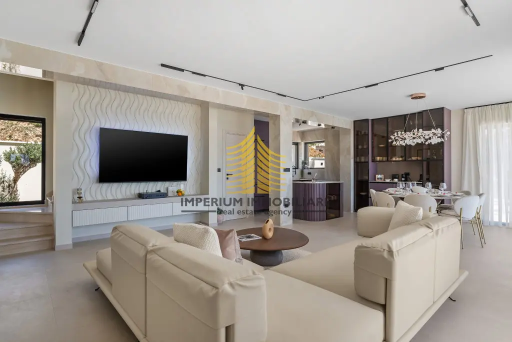Kuća na prodaju – Podstrana, 300 m², 7-sobni