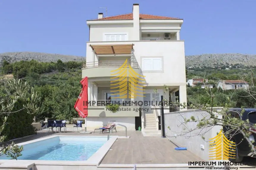 Kuća na prodaju – Podstrana, 500 m², 10-sobni