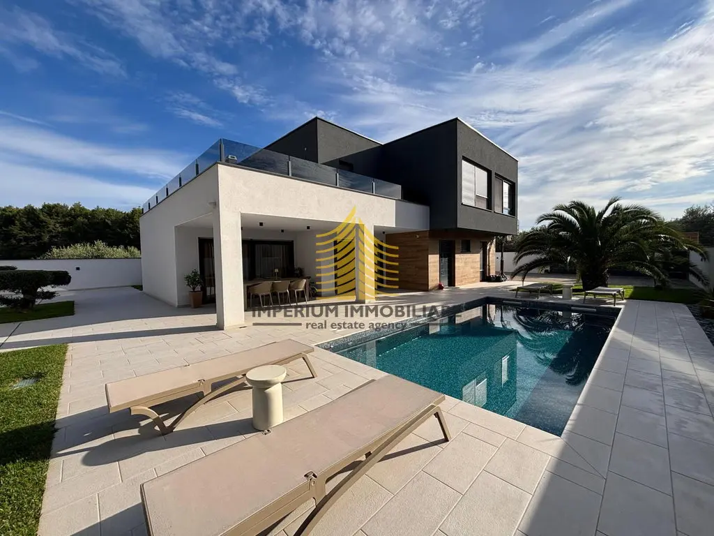 Kuća na prodaju – Valmade, Pula, 733 m², 4-sobni – fotografija 2