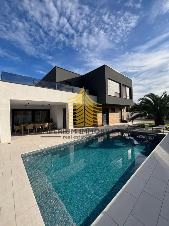 Kuća na prodaju – Valmade, Pula, 733 m², 4-sobni