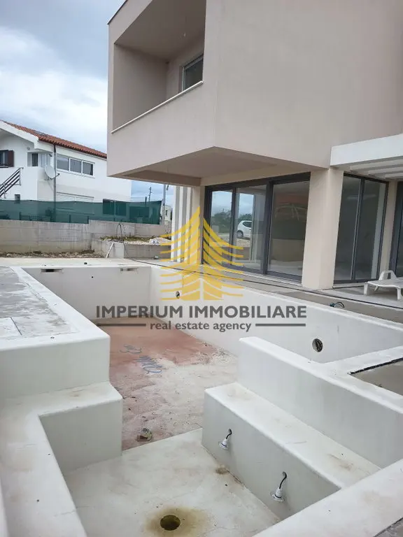Kuća na prodaju – Ražanac, 225 m², 6-sobni