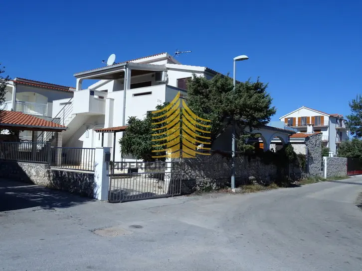Kuća na prodaju – Rogoznica, 200 m², 5-sobni
