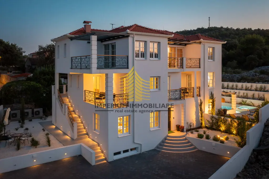Kuća na prodaju – Rogoznica, 407,32 m², 20-sobni