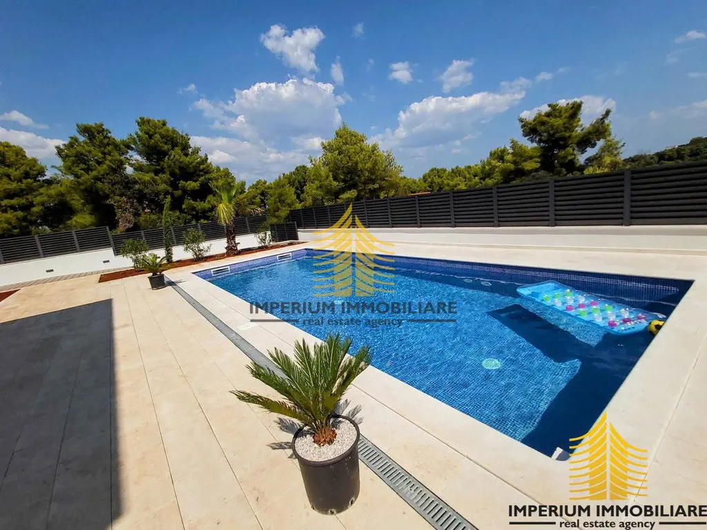 Kuća na prodaju – Šolta, 237 m², 4-sobni – fotografija 3