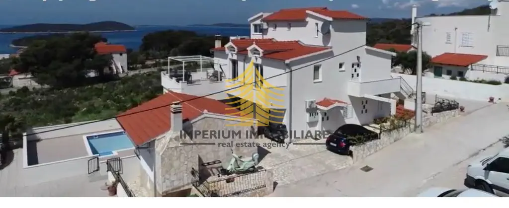 Kuća na prodaju – Grohote, Šolta, 320 m², 9-sobni
