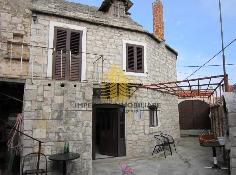Kuća na prodaju – Grohote, Šolta, 60 m², 2-sobni