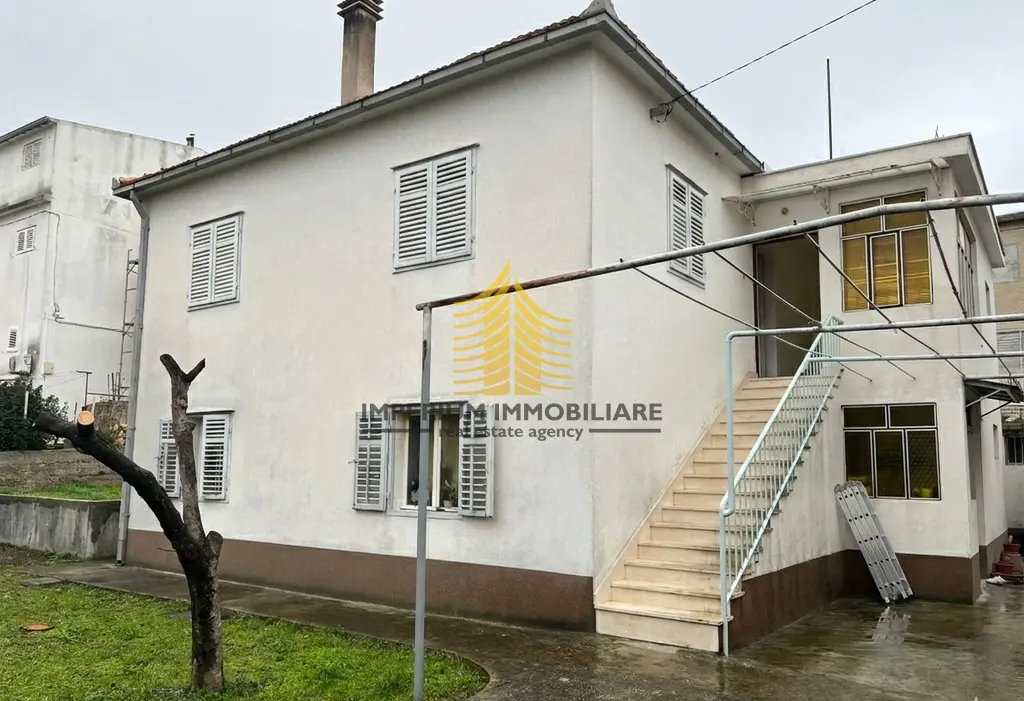 Kuća na prodaju – Kocunar, Split, 240 m², 8-sobni