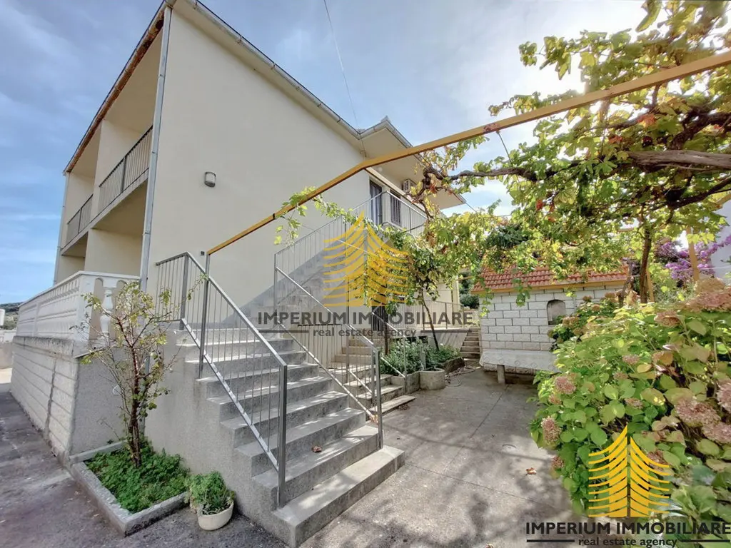 Kuća na prodaju – Slatine, Split, 170 m², 8-sobni