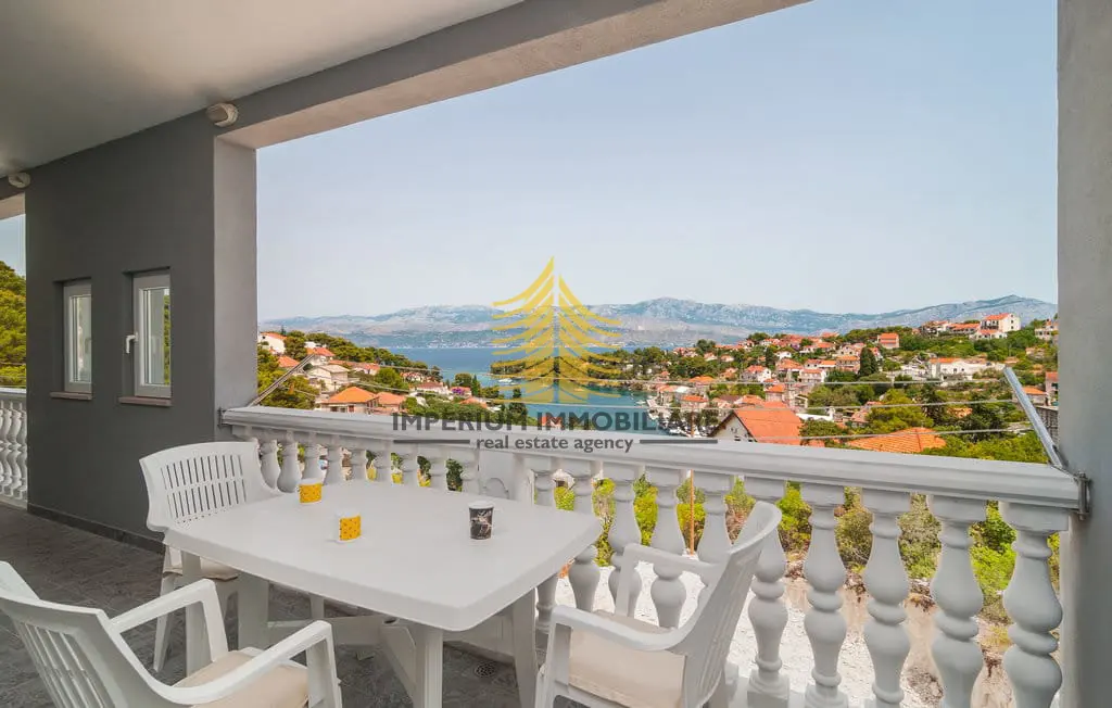 Kuća na prodaju – Splitska, 480 m², 12-sobni
