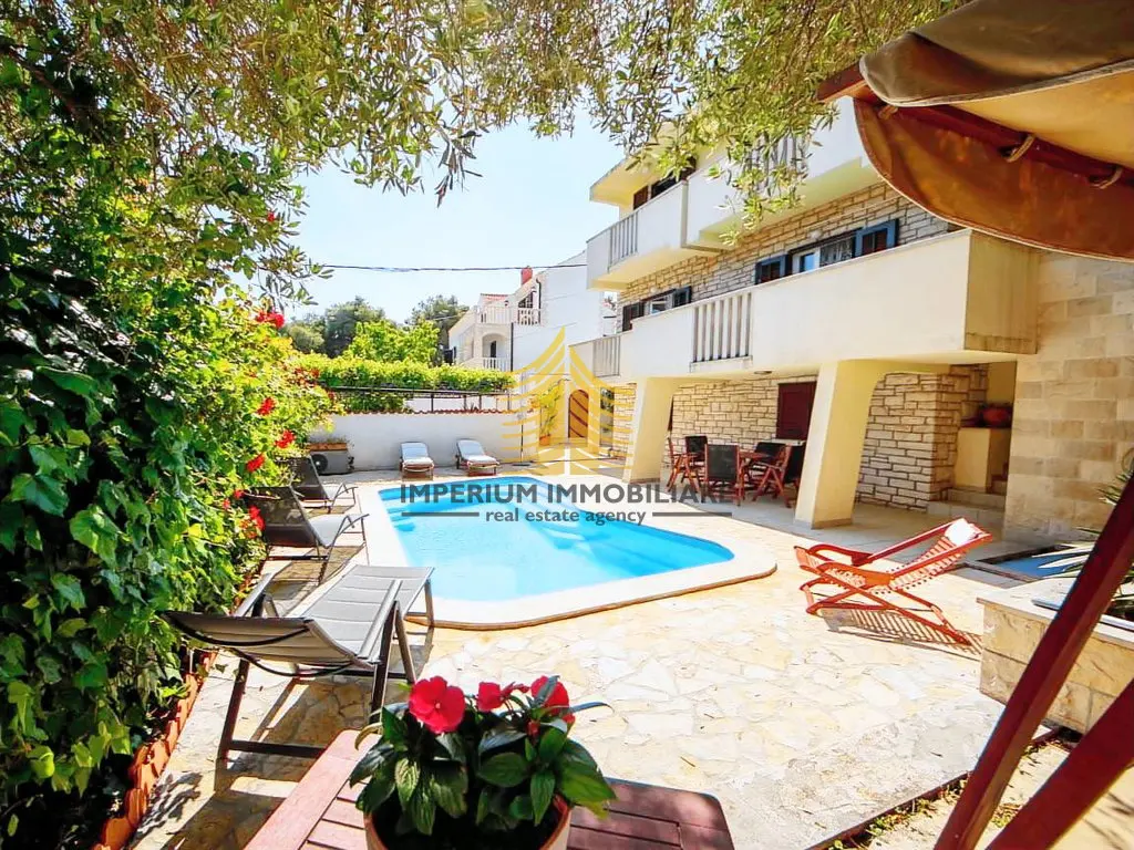 Kuća na prodaju – Supetar, 200 m², 12-sobni – fotografija 4