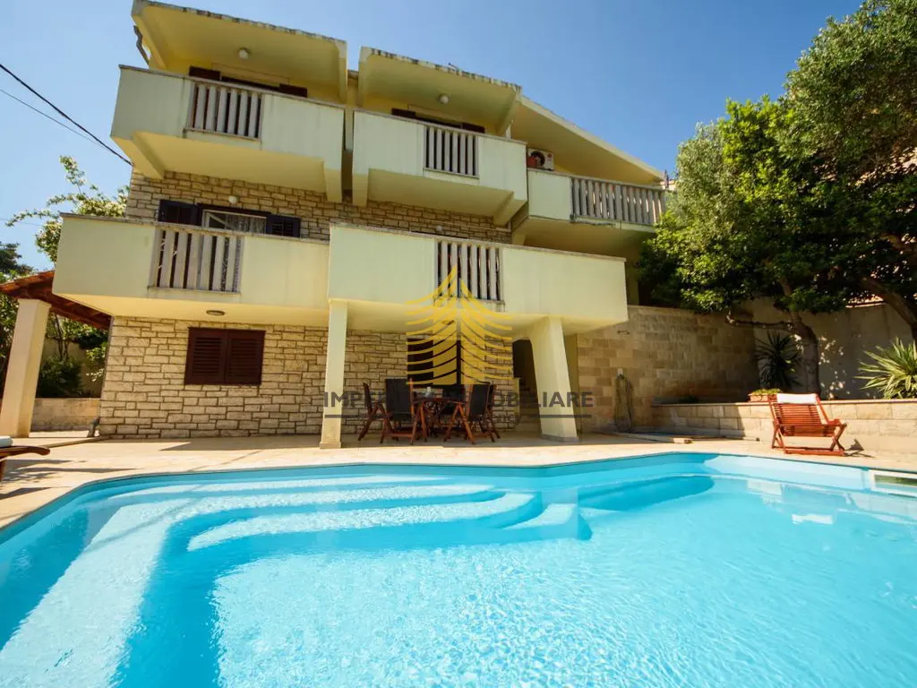 Kuća na prodaju – Supetar, 200 m², 12-sobni